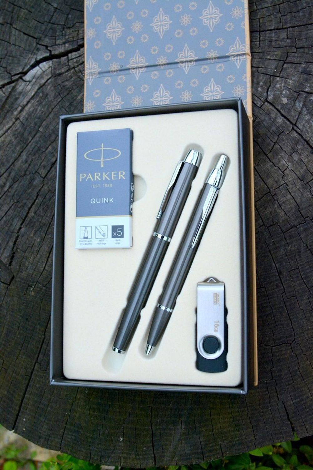 Zestaw Parker IM DUO Pióro Parker Długopis Parker z Nabojami Parker i pamięcią USB 16 GB IM DUO+USB NABOJE SREBRNY. Zestaw Parker IM Duo z pudełkiem naboi Parker. Zestaw prezentowy pióro, długopis oraz USB. Idealny zestaw na prezent (1).jpg